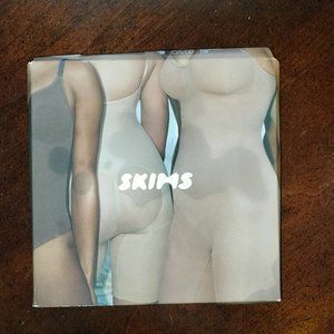 Skims Kim Kardashian Low back mid thigh bodysuit Sand	L/XL